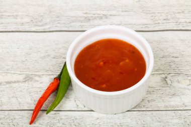 Tatlı ve baharatlı biber sosu kasede