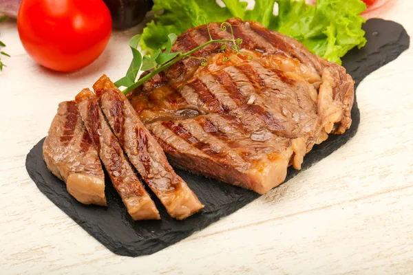 Gegrilltes Rib Eye Steak Mit Sauce — Stockfoto