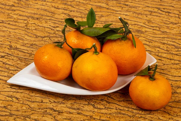 Mandarina Dulce Madura Con Hojas Verdes — Foto de Stock