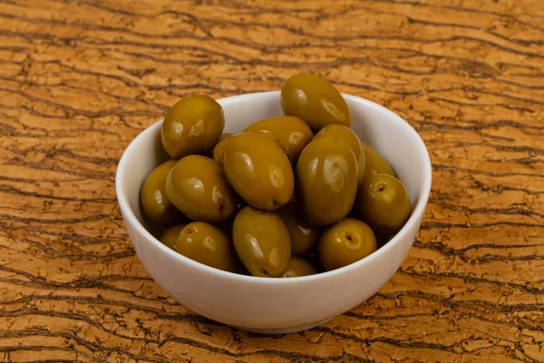 Olives Vertes Dans Bol Dessus Sol Bois — Photo