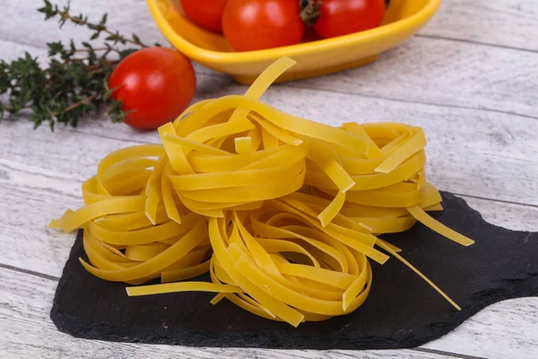 Massa Crua Fettuccini Com Tomate Tomilho — Fotografia de Stock