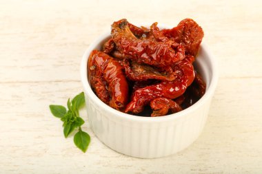 Fesleğen yapraklı kuru domates.