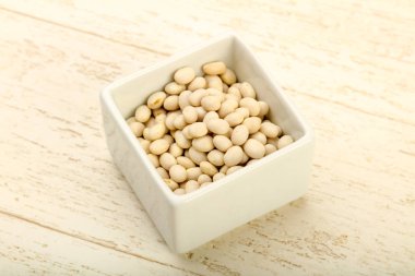 Kase ahşap arka plan üzerinde beyaz kuru fasulye