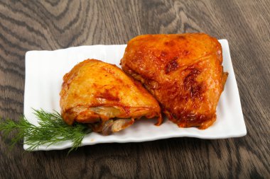 Domates soslu kızarmış tavuk uyluk