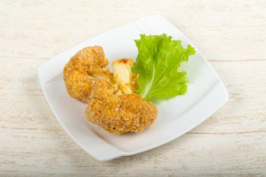 Beyaz masa üzerinde diyet gevrek karnabahar