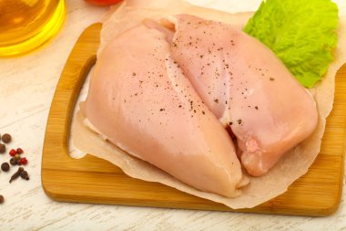 Biber yemek pişirmek için hazır çiğ tavuk göğsü