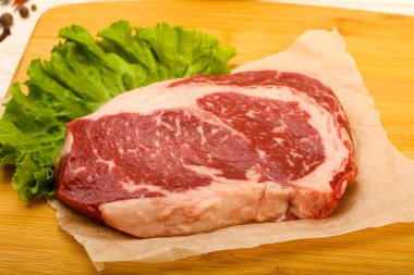 Pirzola pişmeye hazır.