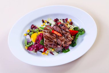 Sebze ve soslu ızgara domuz eti.