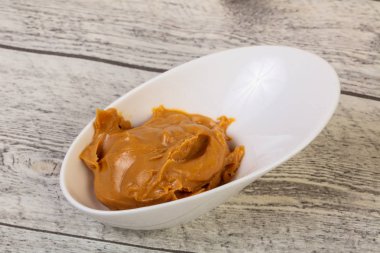 Lezzetli fıstık ezmesi kase