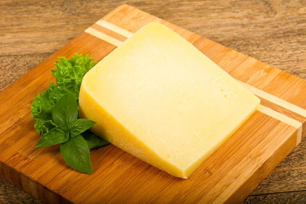 Queso Parmesano Con Hojas Ensalada Albahaca —  Fotos de Stock