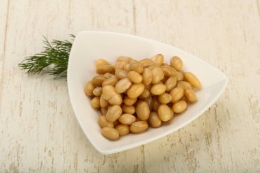 Dereotu şubesi ile kasede beyaz börülce