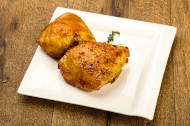 Kavrulmuş tavuk uyluk baharat ve soya sosu ile