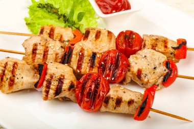 Izgara hindi şiş domates ve biber ile