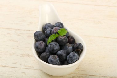 Kase ahşap arka plan üzerinde yabanmersini