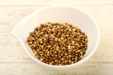 Kişniş tohumu yığın ahşap arka plan üzerinde