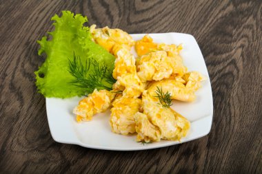 Ahşap arka plan üzerinde pişmiş yumurta