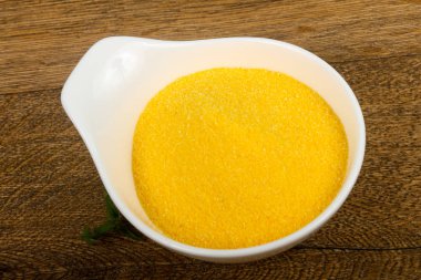 Ham polenta yemek pişirmek için hazır