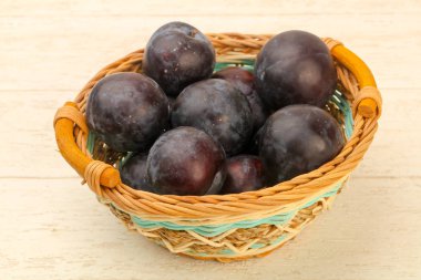 Ahşap zemin üzerinde olgun taze erikler