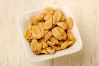 Fıstık öbek üzerinde beyaz masa