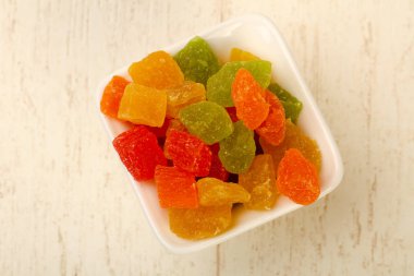 Beyaz masa üzerinde renkli ananas Kuru