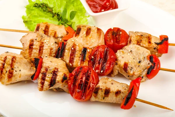 Izgara hindi şiş domates ve biber ile