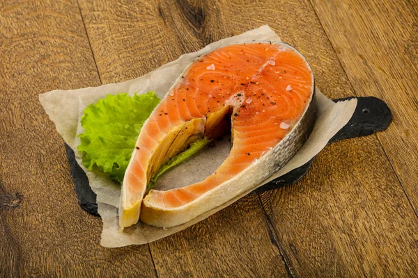 Salmon Mentah Dengan Garam Dan Merica Siap Untuk Dimasak — Stok Foto