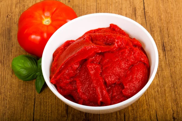 Tomatenpuree Met Basilicum — Stockfoto