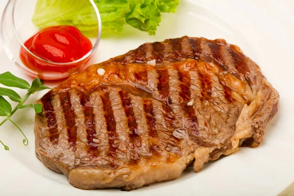 Steak Aux Côtes Levées Grillé Avec Sauce — Photo