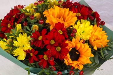 Çeşitli çiçek ile romantik buket