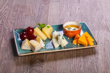 Peynir tabağı mix çeşitler üzüm ve ballı
