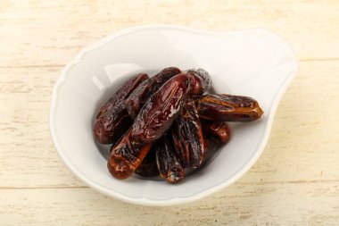 Meyve kabında tatlı hurmalar.