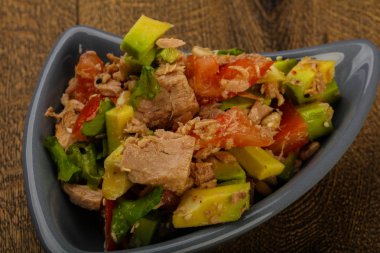 Domates soslu ton balığı ve avokado salatası.
