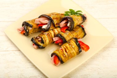 Jambon, peynir ve biber dolması patlıcan