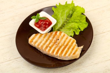 Baharatlar ve sos ızgara hindi biftek