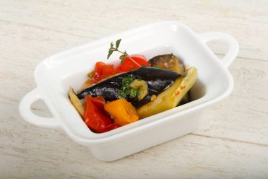 Buğulanmış sebze - patlıcan, domates, biber ve kabak