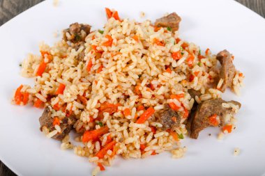 Asya pirinç - et ve havuç ile Plov