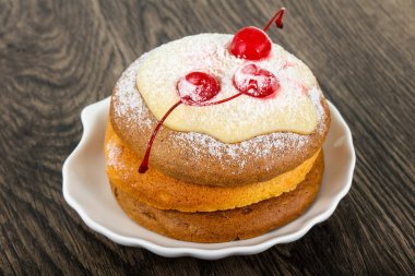 Kiraz ve shugar tozu ile gözleme