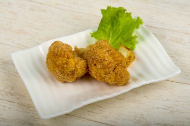 Beyaz tabak içinde diyet gevrek karnabahar