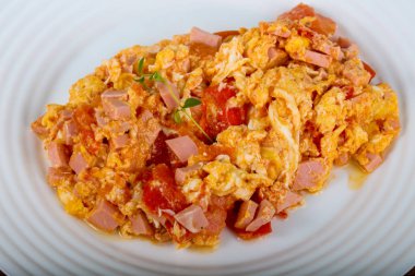 Scramble sosis ve domates ile