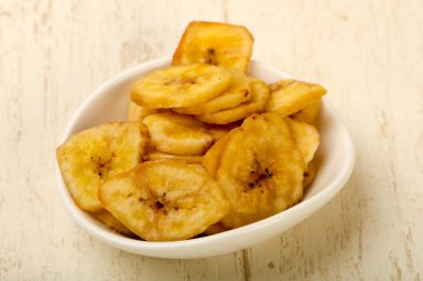 Beyaz tabak içinde kuru muz fiş