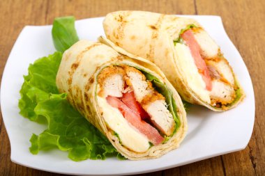 Tavuk ekmek rulo salata yaprakları ile