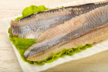 Ringa balığı filetosu salata üzerine bırakır - hazır yemek için