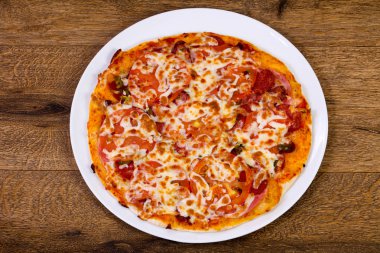 Sosis, biber ve domates pizza