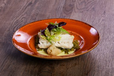 Salata yaprakları ile haşlanmış FITH