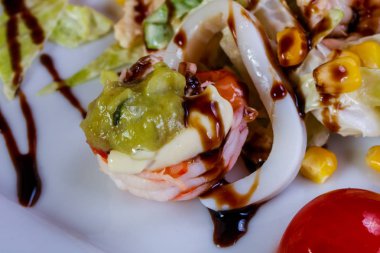 Deniz ürünleri ve avokado karides salatası