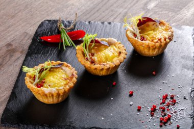 Fırında mantar ve peynir ile kanepe