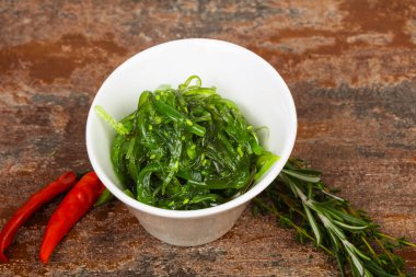 Susamlı yosun salatası Chuka.