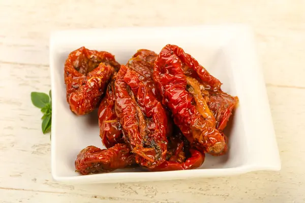 Fesleğen yapraklı kuru domates.