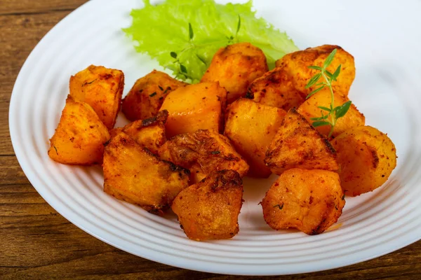 Otlu fırında patates.