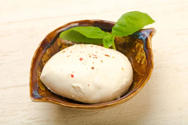 Queso Mozzarella Con Hojas Albahaca —  Fotos de Stock